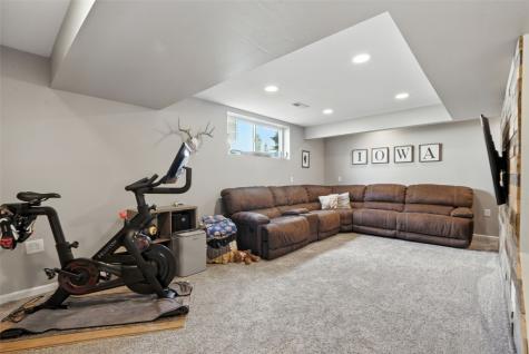 8615 Harrington Drive NE Cedar Rapids IA 52402