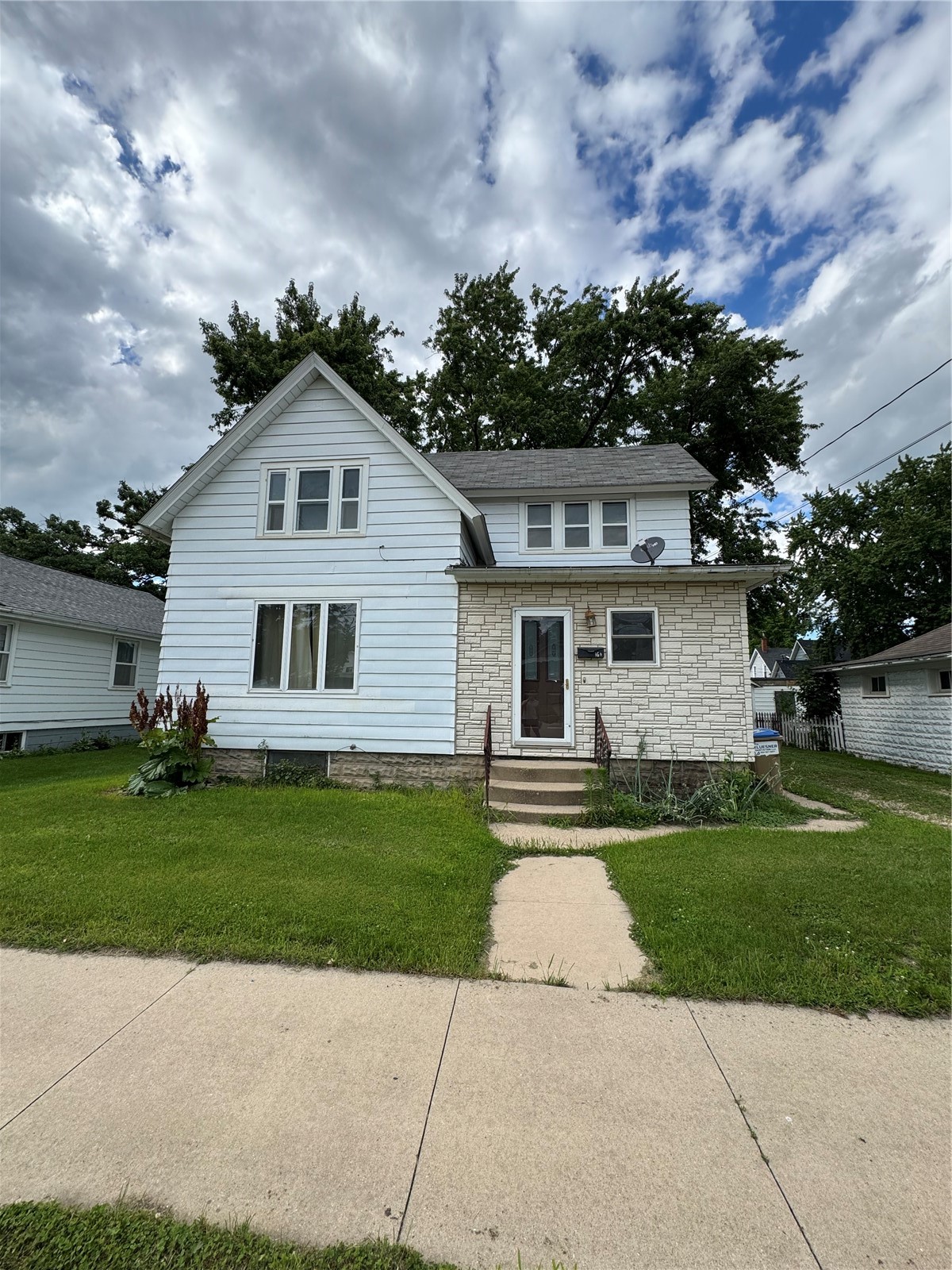 164 East Liberty Street Manchester IA 52057