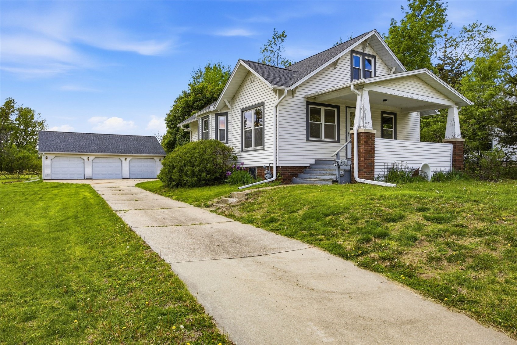 1621 Oakland Road NE Cedar Rapids IA 52402