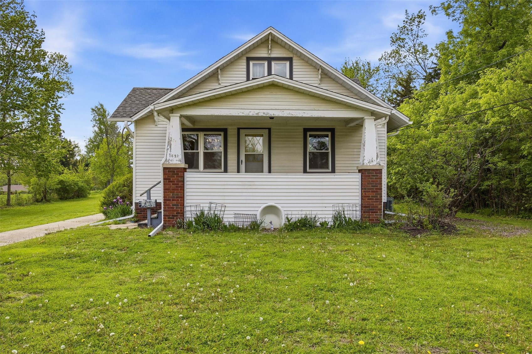 1621 Oakland Road NE Cedar Rapids IA 52402
