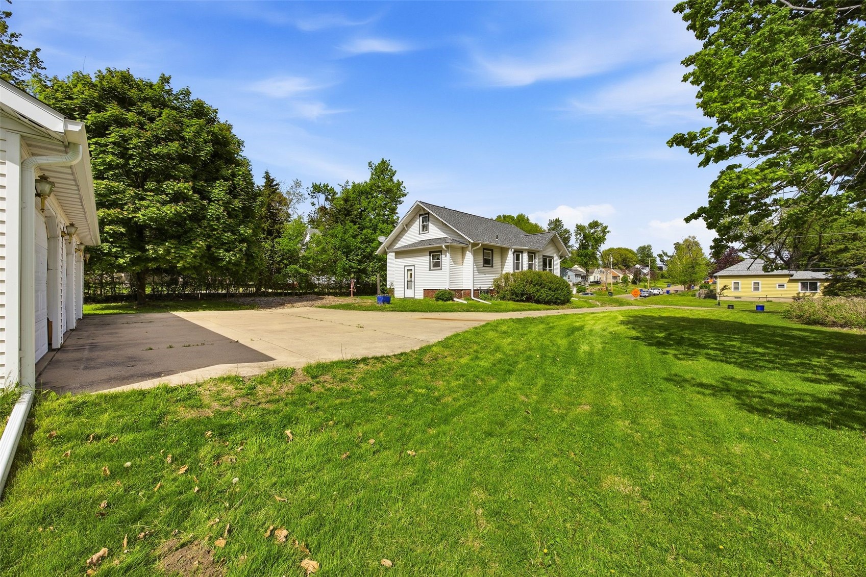 1621 Oakland Road NE Cedar Rapids IA 52402