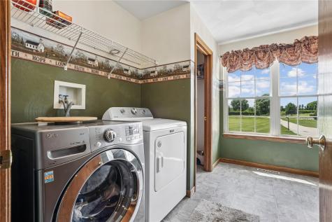 106 Richland Avenue Urbana IA 52345