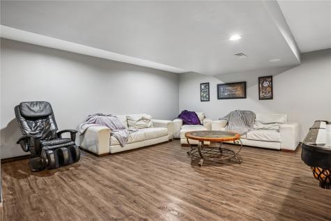 106 Richland Avenue Urbana IA 52345