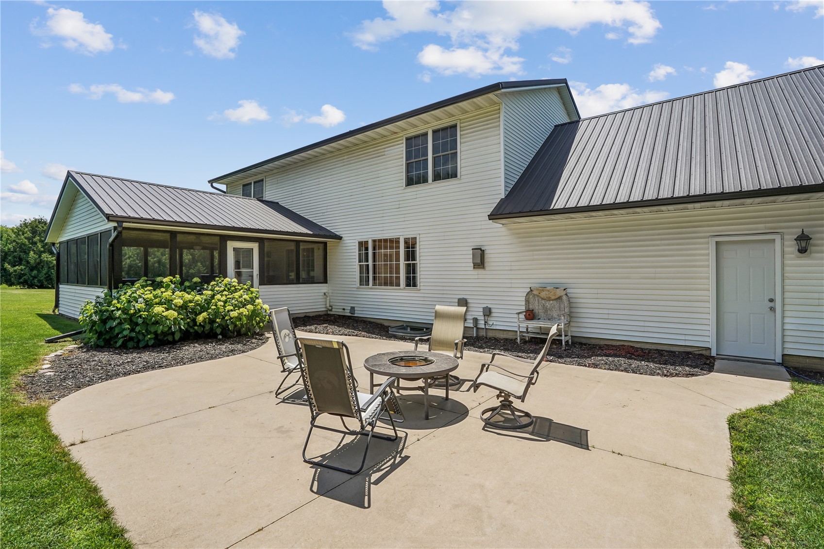 106 Richland Avenue Urbana IA 52345