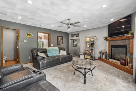 106 Richland Avenue Urbana IA 52345