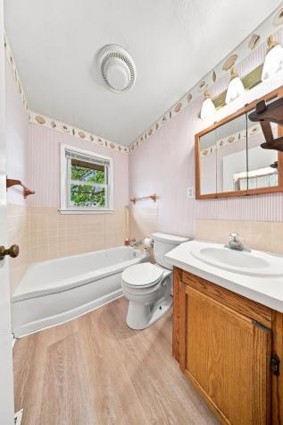 215 Franklin Center Point IA 52213