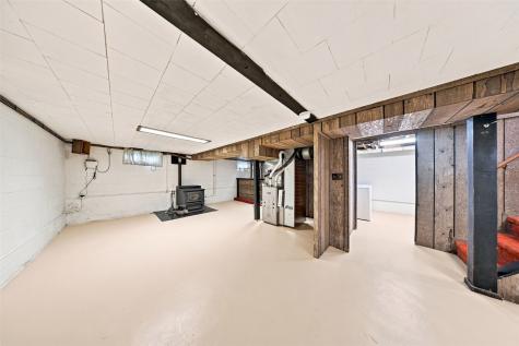 215 Franklin Center Point IA 52213
