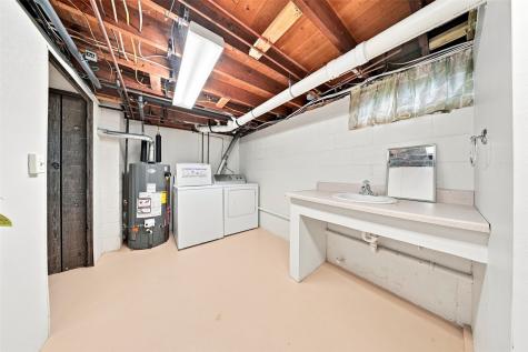 215 Franklin Center Point IA 52213