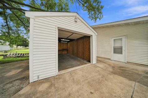 215 Franklin Center Point IA 52213