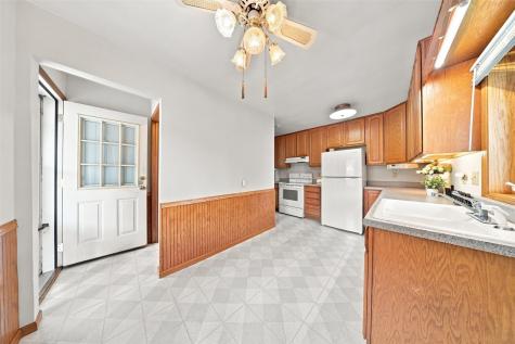 215 Franklin Center Point IA 52213