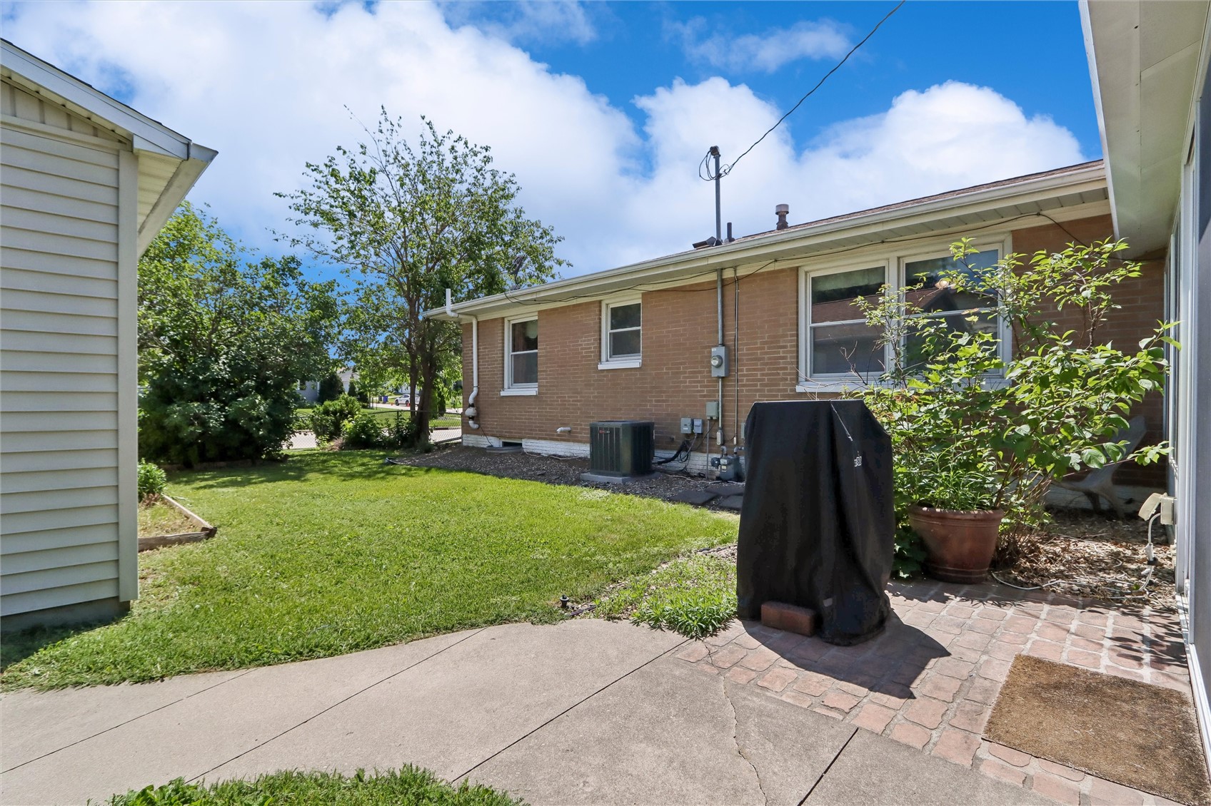 5008 Montclair Drive NW Cedar Rapids IA 52405