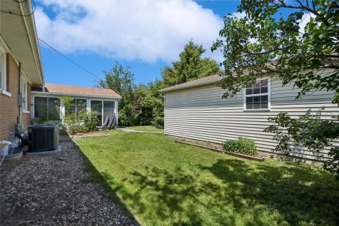 5008 Montclair Drive NW Cedar Rapids IA 52405