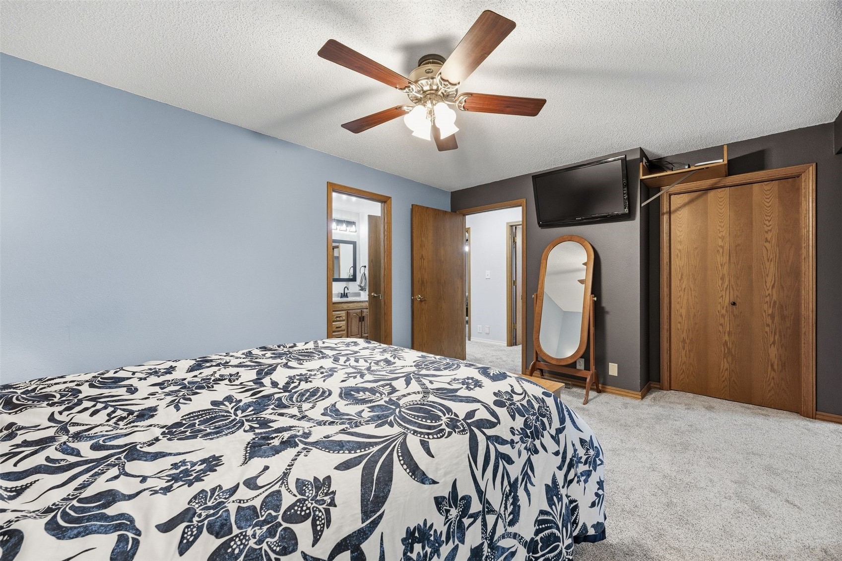 301 Lake View Drive NE Solon IA 52333