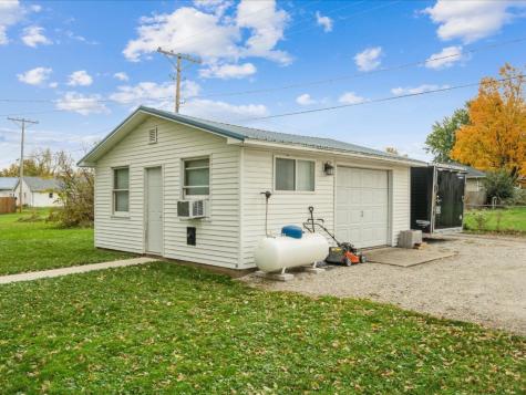 1120 Central Avenue Center Point IA 52213