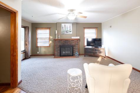 903 1st Avenue NW Mt Vernon IA 52314