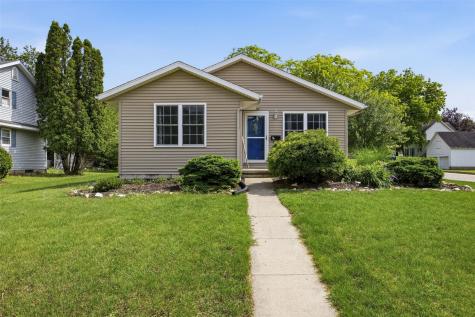 1103 E 1st Street Anamosa IA 52205