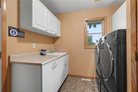 811 Valley Court Center Point IA 52213