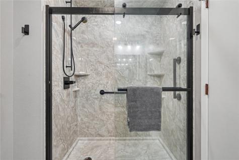 811 Valley Court Center Point IA 52213
