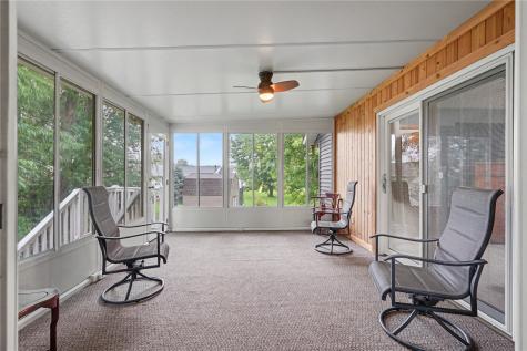 811 Valley Court Center Point IA 52213