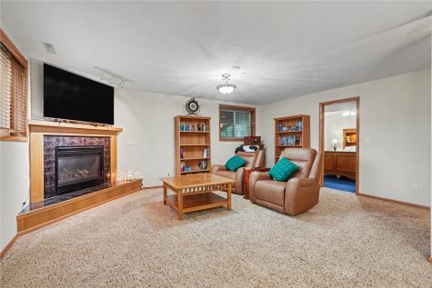 811 Valley Court Center Point IA 52213
