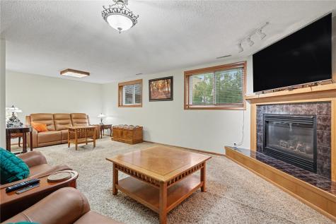 811 Valley Court Center Point IA 52213