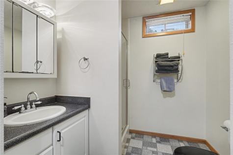 811 Valley Court Center Point IA 52213