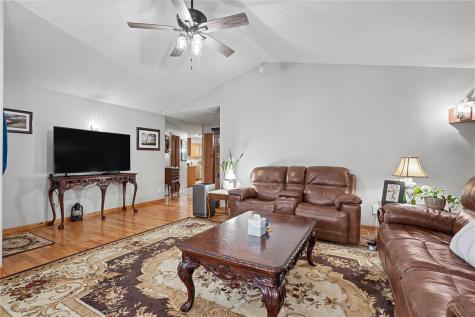 811 Valley Court Center Point IA 52213
