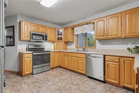 811 Valley Court Center Point IA 52213
