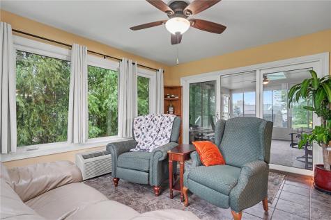 811 Valley Court Center Point IA 52213