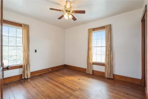 4145 Grubbs Creek Road Center Point IA 52213