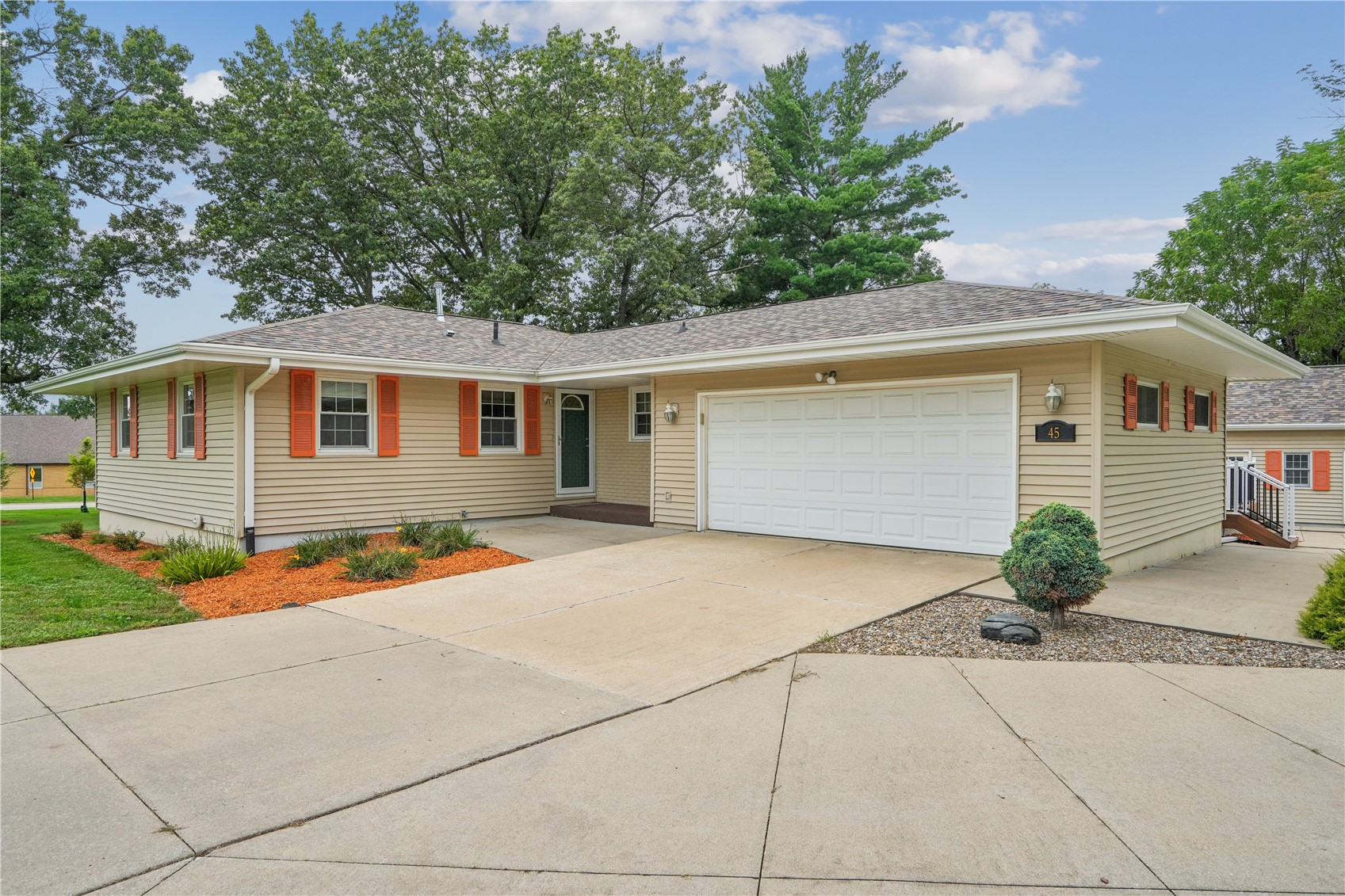 45 N. Mentzer Road Robins IA 52328