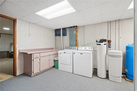 45 N. Mentzer Road Robins IA 52328