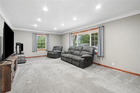45 N. Mentzer Road Robins IA 52328