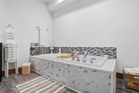 886 Henik Road Mt Vernon IA 52314