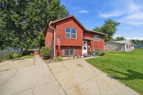 505 Maplewood Drive Center Point IA 52213