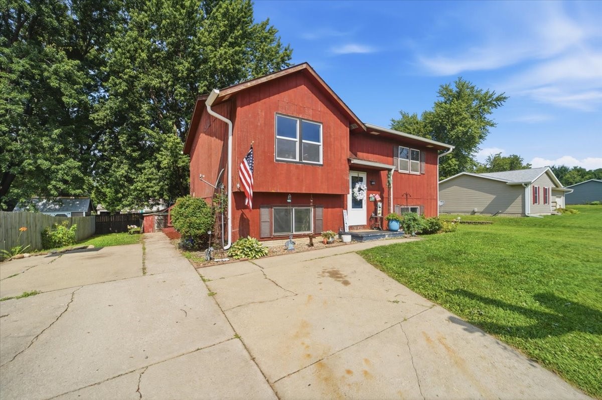 505 Maplewood Drive Center Point IA 52213