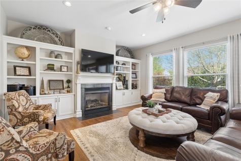 2470 Wolf Run Hiawatha IA 52233