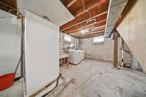 203 10th Avenue Hiawatha IA 52233