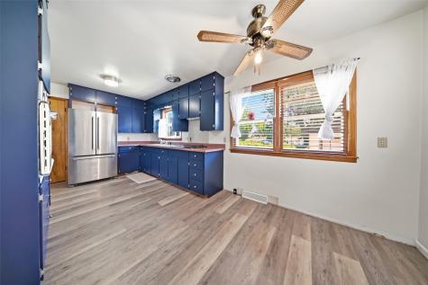 203 10th Avenue Hiawatha IA 52233