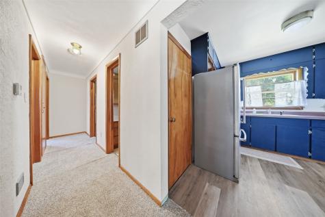 203 10th Avenue Hiawatha IA 52233