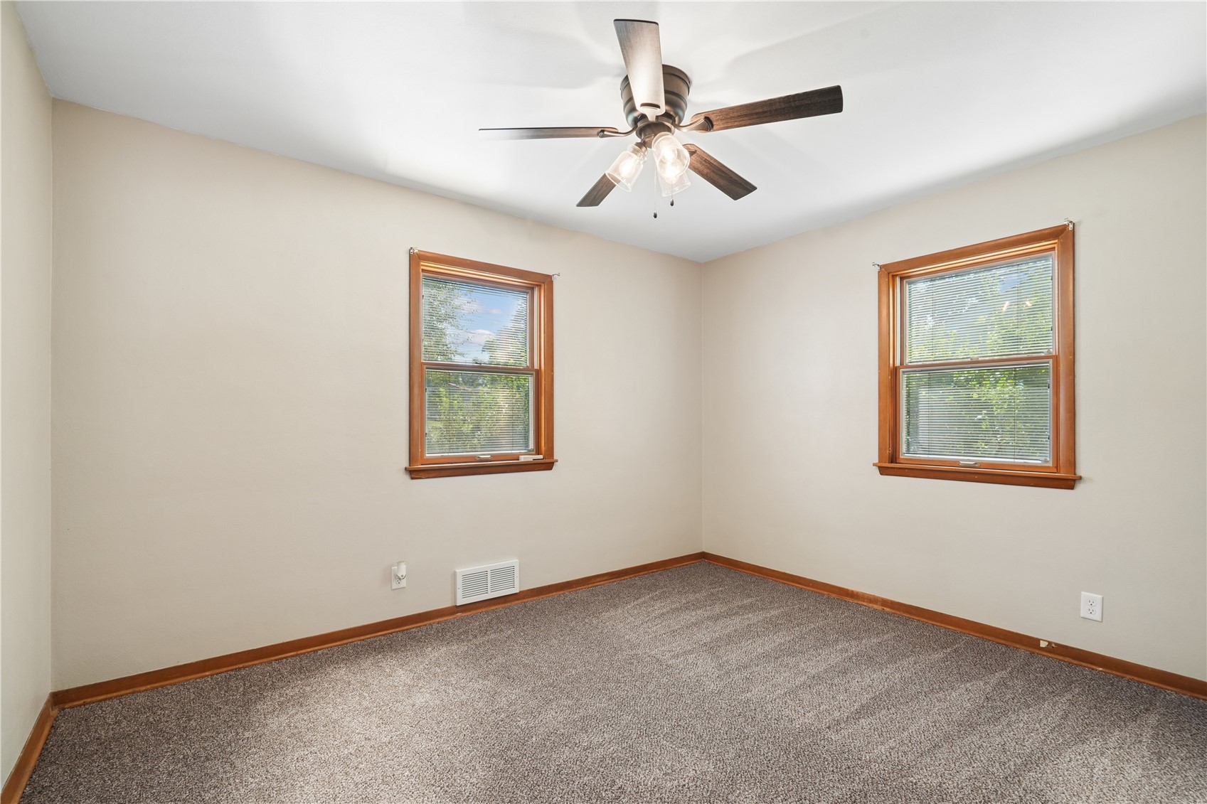 1140 Crestview Drive SE Cedar Rapids IA 52403