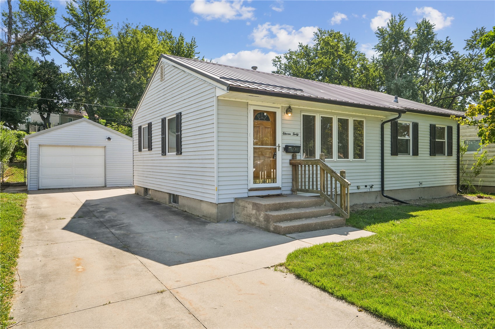 1140 Crestview Drive SE Cedar Rapids IA 52403