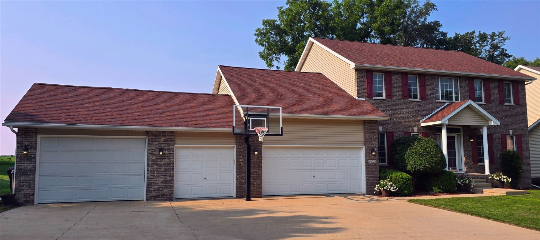 1706 Woodcrest Street NE Cedar Rapids IA 52402