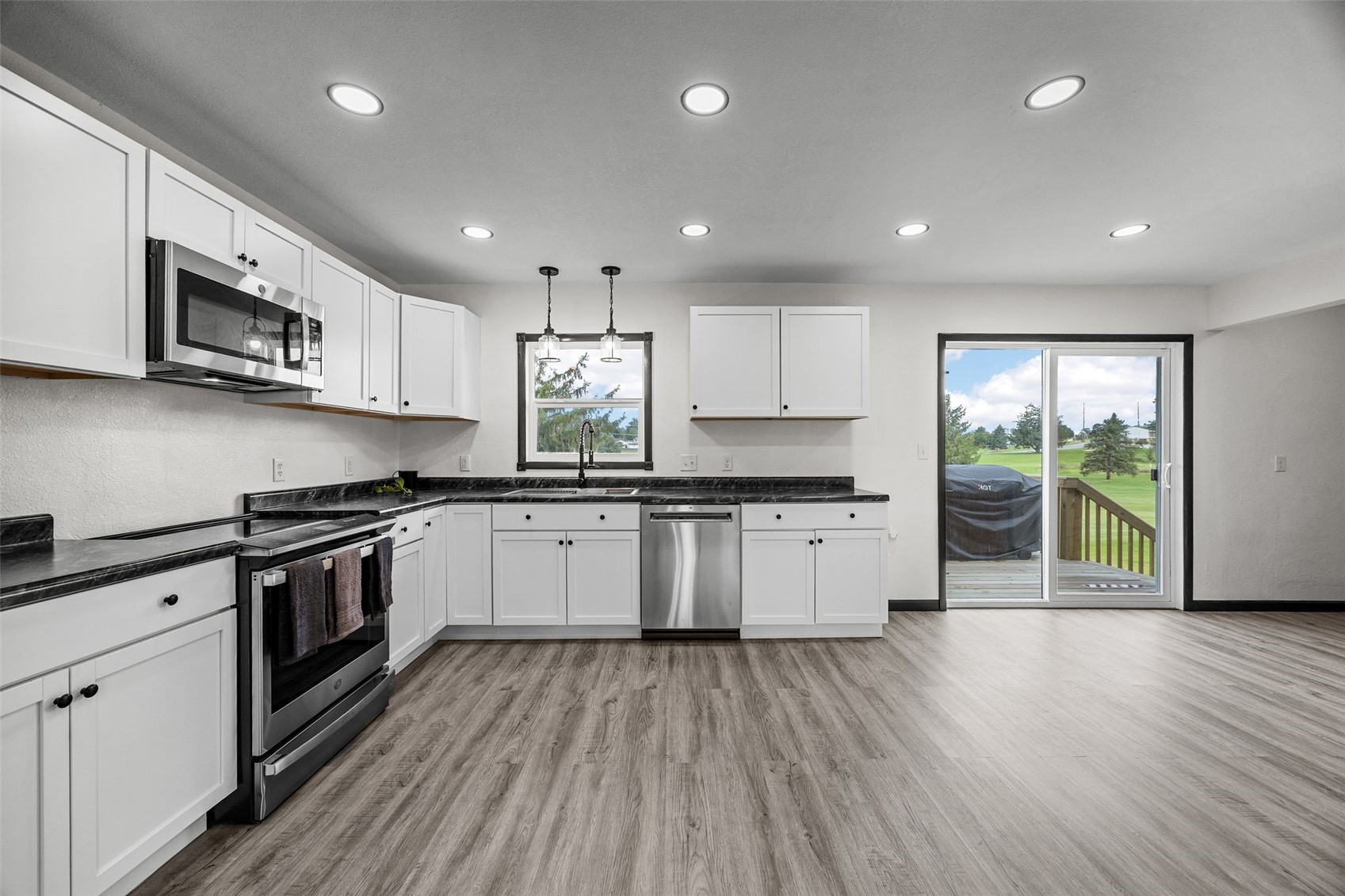 1524 Rainbow Drive Belle Plaine IA 52208