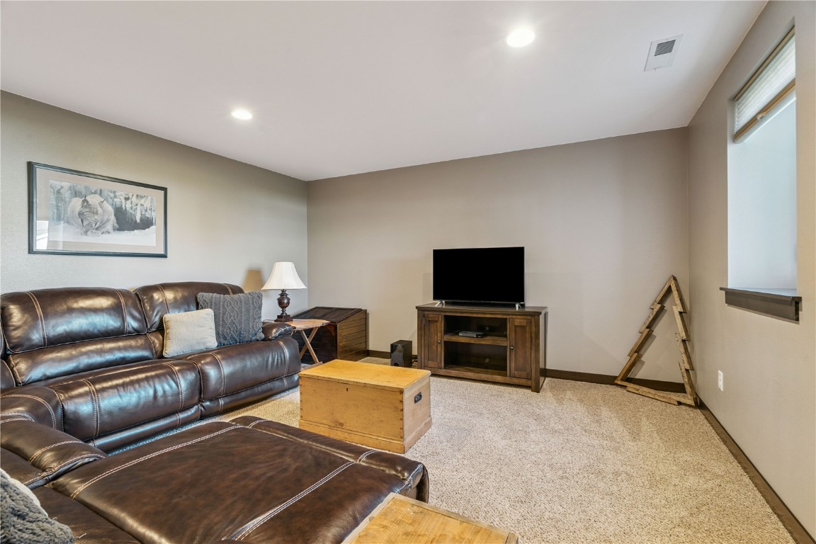 2095 Fieldcrest Lane Ely IA 52227