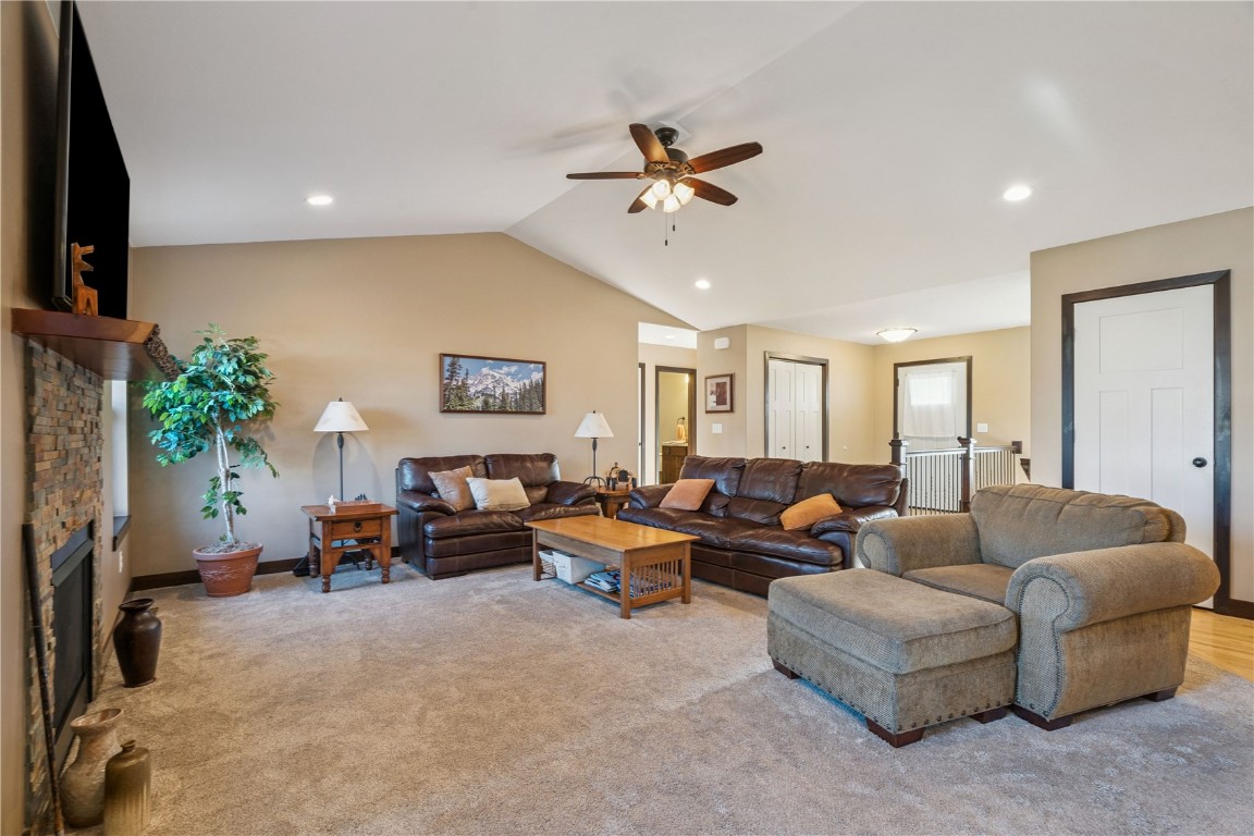 2095 Fieldcrest Lane Ely IA 52227