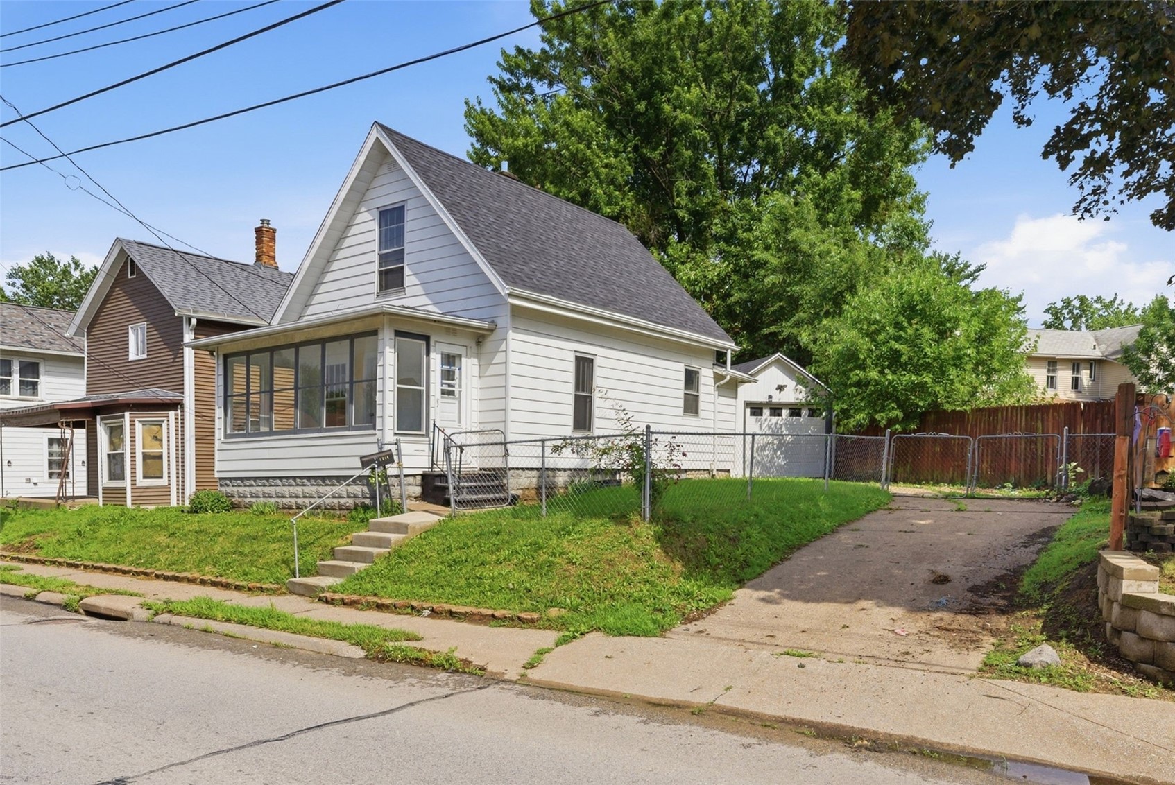 1214 E 2nd Street Muscatine IA 52761