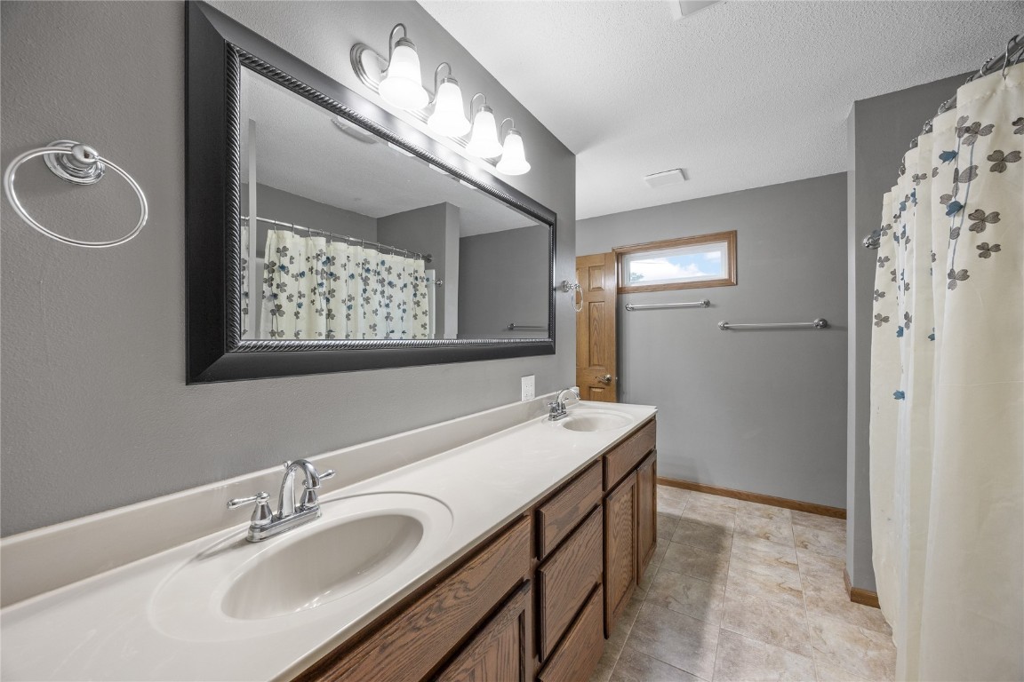401 Denise Drive Palo IA 52324