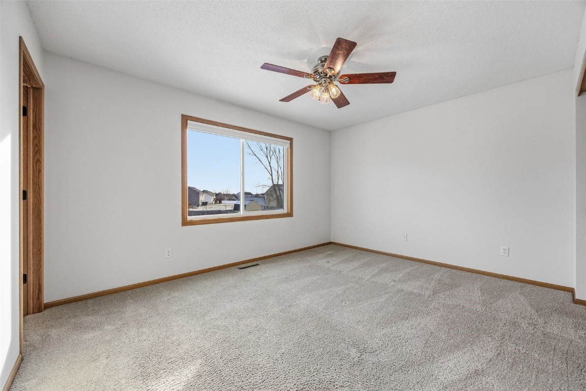 3425 Falcon View Road SW Cedar Rapids IA 52404