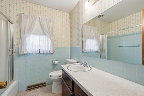 203 N Mcnamara Drive Anamosa IA 52205